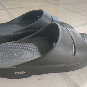 Oofos Ooahh Men's Size 8, Women's Size 10, Black Slide Recovery Comfort Sandal